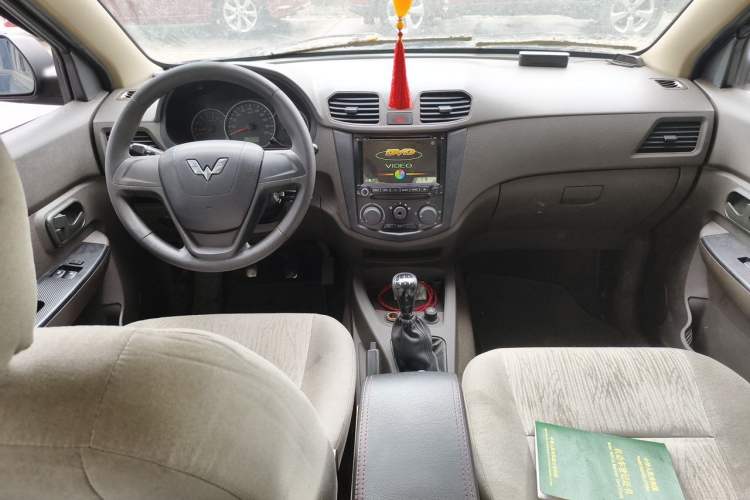Used Wuling Hongguang 2014 1.5L Base Version Center Console