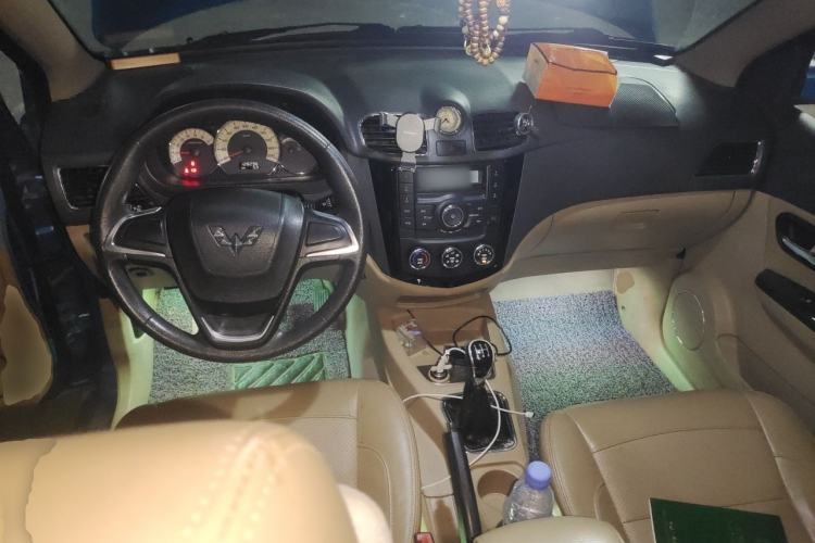 Used Wuling Hongguang 2014 1.5L S Comfort Model Center Console