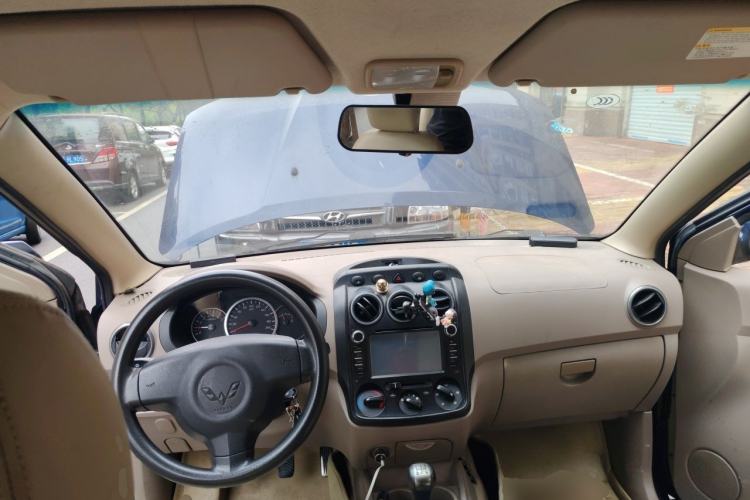 Used Wuling Hongguang 2014 1.2L Standard Model China IV Center Console