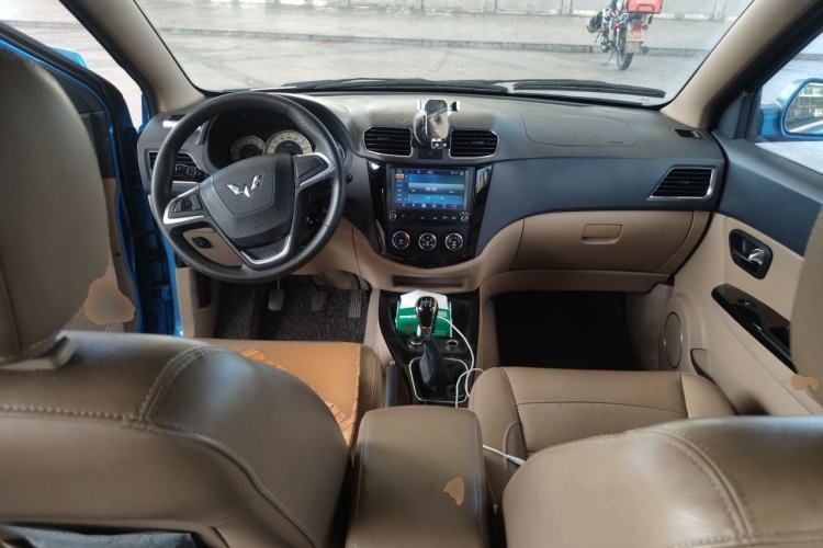 Used Wuling Hongguang 2014 1.5L S Luxury Model Center Console