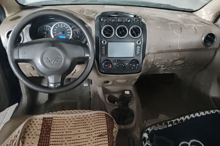 Used Wuling Hongguang 2014 1.2L Standard Model China IV Center Console