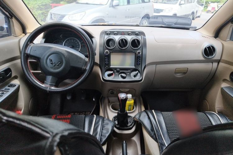 Used Wuling Hongguang 2014 1.2L Standard Model China IV Center Console
