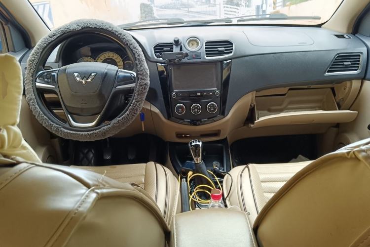 Used Wuling Hongguang 2014 1.5L S Luxury Model Center Console