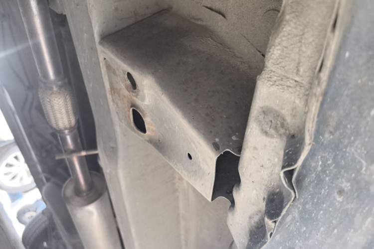 Used Wuling Hongguang 2014 1.5L Standard Version Chassis Front Left