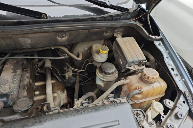 Used Wuling Hongguang 2014 1.2L Standard Model China IV Engine Bay Left