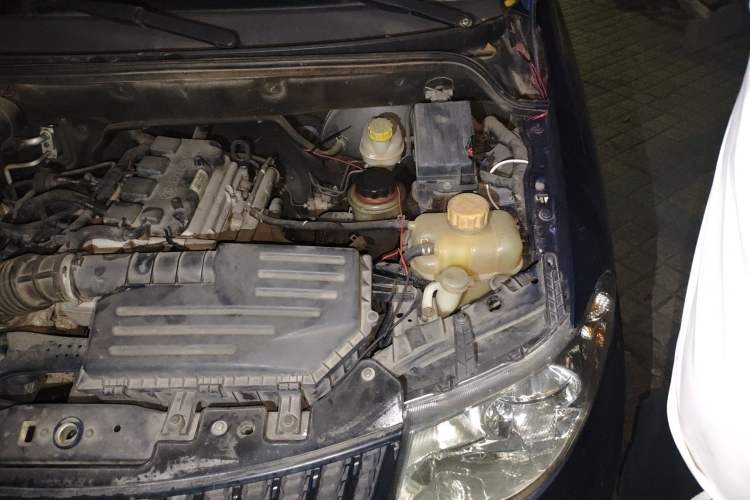 Used Wuling Hongguang 2014 1.5L Base Version Engine Bay Left