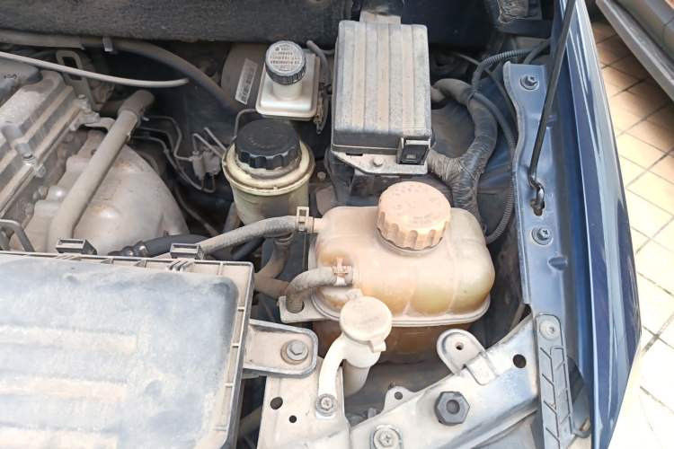 Used Wuling Hongguang 2014 1.2L Standard Model China IV Engine Bay Left