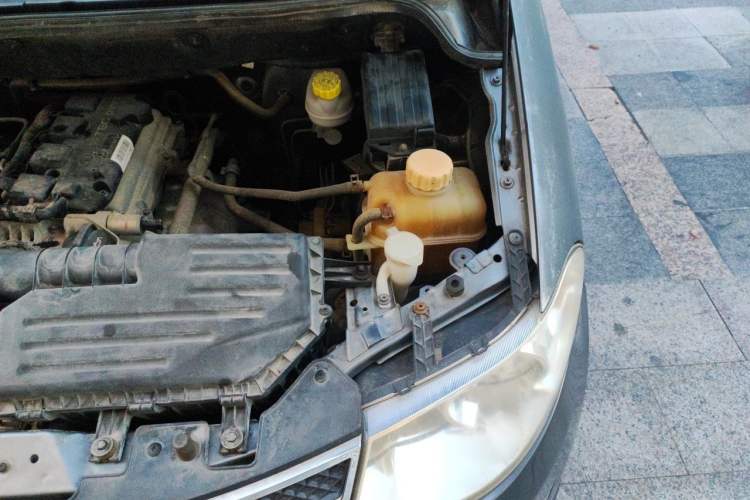 Used Wuling Hongguang 2014 1.5L S Standard Version Engine Bay Left