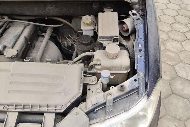 Used Wuling Hongguang 2014 1.2L Base Model China IV Engine Bay Left