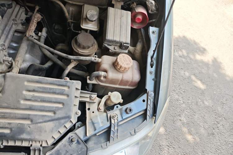 Used Wuling Hongguang 2014 1.5L Standard Version Engine Bay Left
