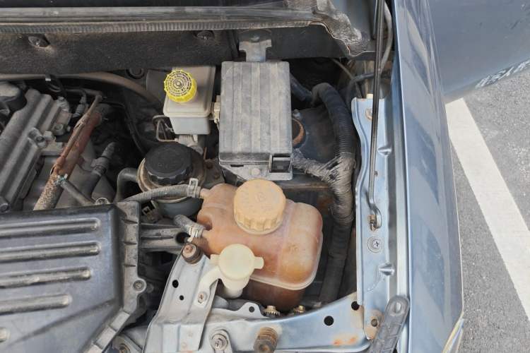 Used Wuling Hongguang 2014 1.5L Base Version Engine Bay Left