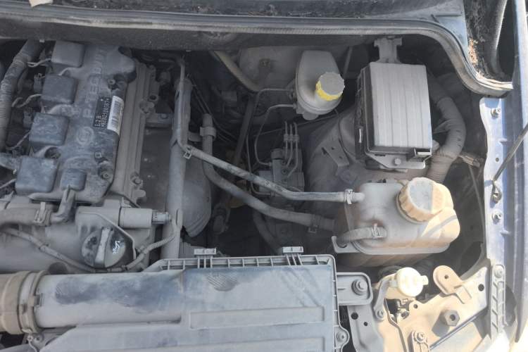 Used Wuling Hongguang 2014 1.5L Standard Version Engine Bay Left