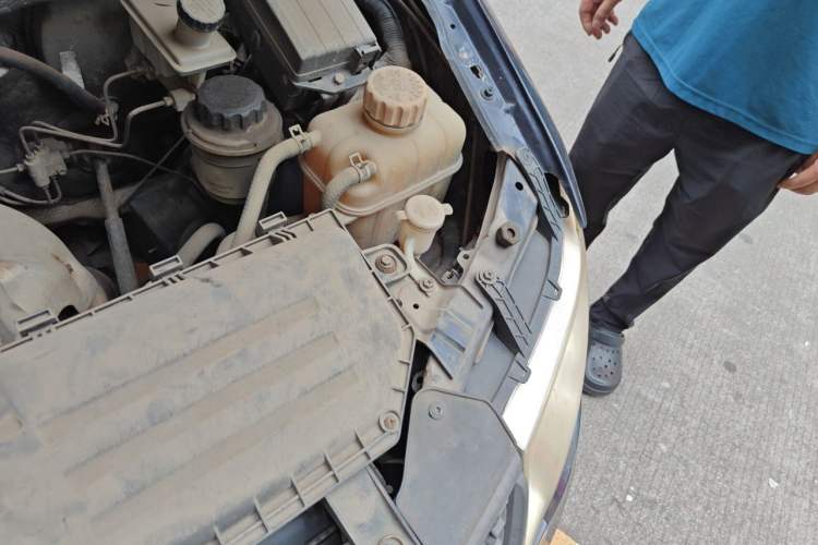 Used Wuling Hongguang 2014 1.2L Standard Model China IV Engine Bay Left