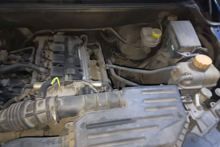 Used Wuling Hongguang 2014 1.5L Base Version Engine Bay Left