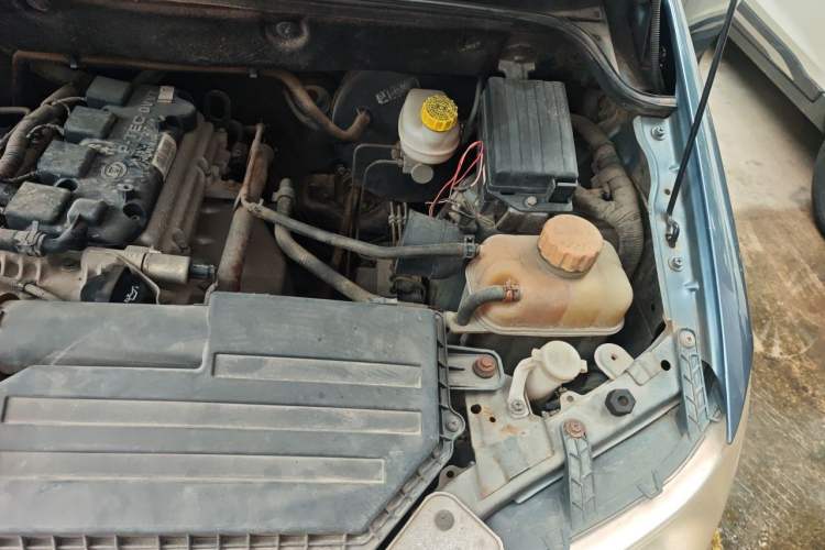 Used Wuling Hongguang 2014 1.5L Standard Version Engine Bay Left