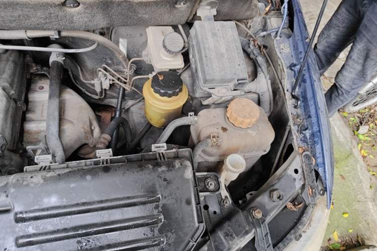 Used Wuling Hongguang 2014 1.2L Standard Model China IV Engine Bay Left