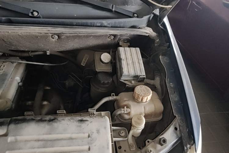 Used Wuling Hongguang 2014 1.2L Standard Model China IV Engine Bay Left