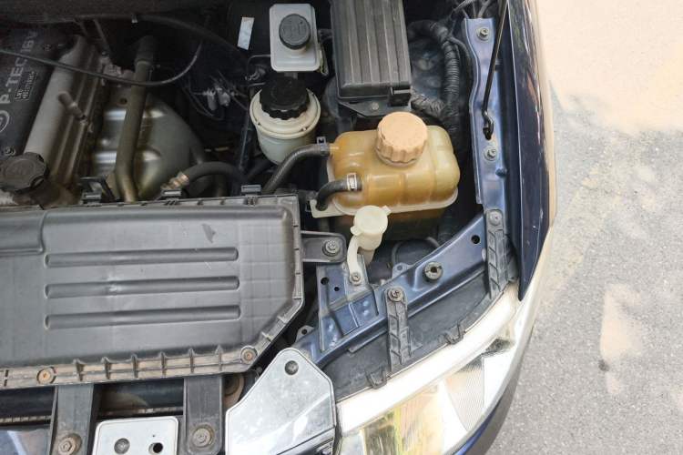 Used Wuling Hongguang 2014 1.2L Standard Model China IV Engine Bay Left