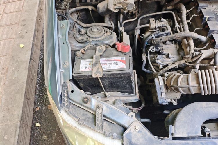 Used Wuling Hongguang 2014 1.5L Standard Version Engine Bay Right