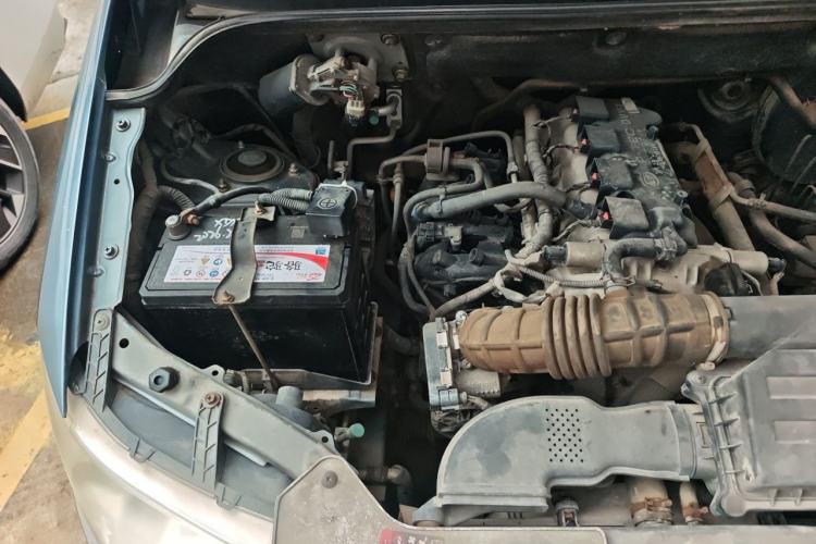 Used Wuling Hongguang 2014 1.5L Standard Version Engine Bay Right