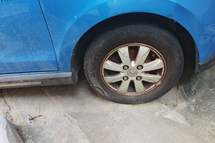 Used Wuling Hongguang 2014 1.5L S Comfort Model Right Front Wheel Hub