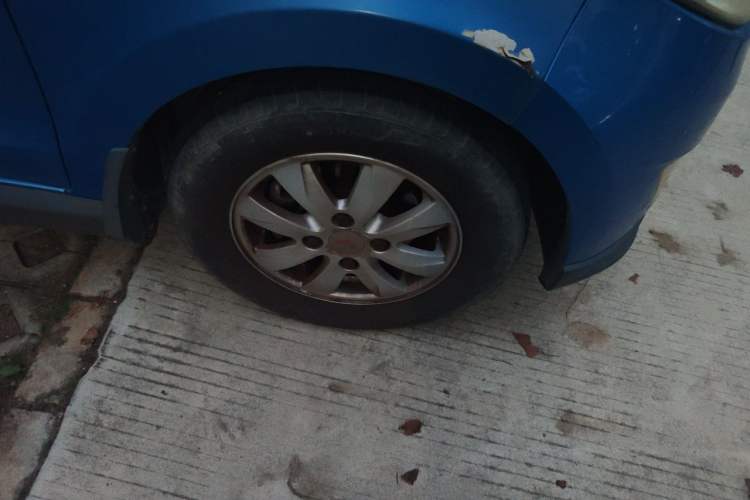 Used Wuling Hongguang 2014 1.5L S Comfort Model Right Front Wheel Hub