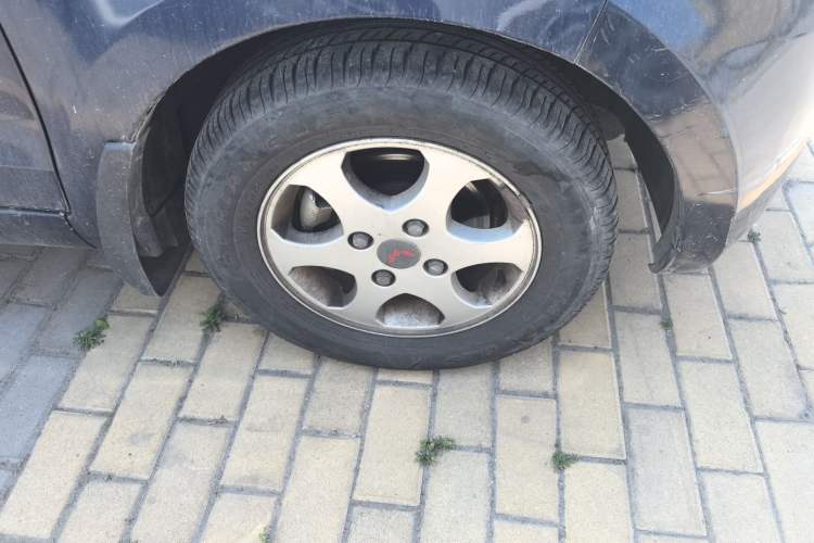 Used Wuling Hongguang 2014 1.5L Standard Version Right Front Wheel Hub