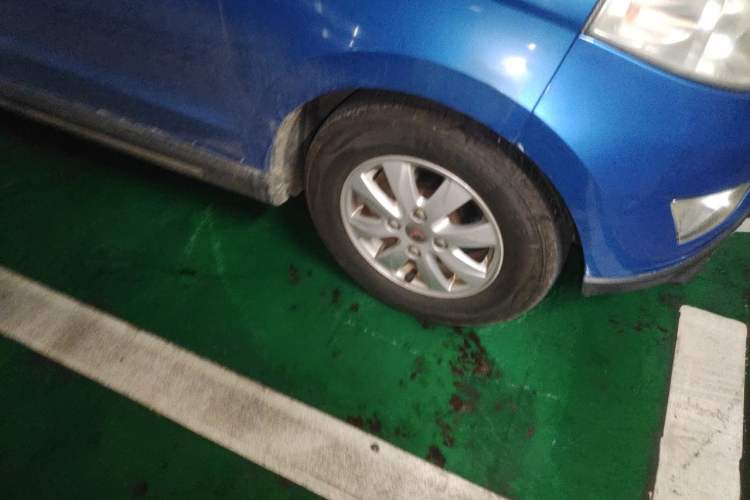 Used Wuling Hongguang 2014 1.5L S Comfort Model Right Front Wheel Hub