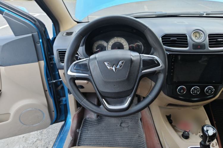 Used Wuling Hongguang 2014 1.2L S Comfort Model China IV Steering Wheel