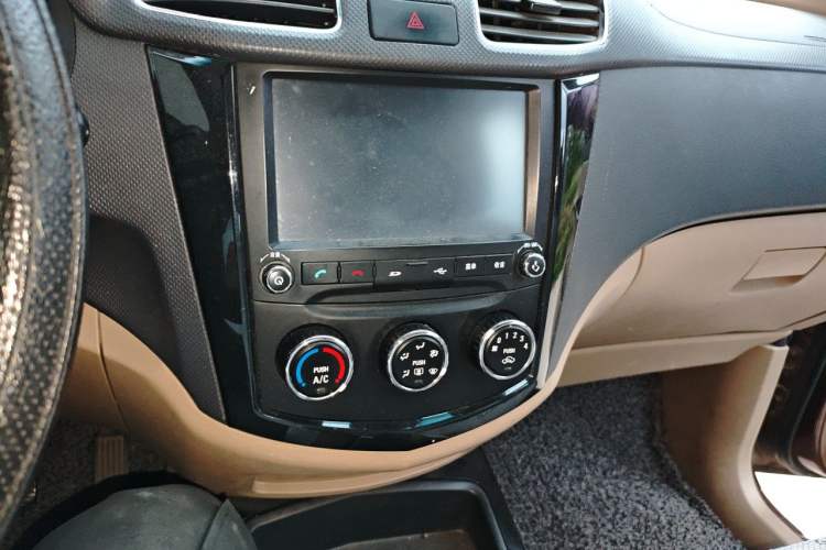Used Wuling Hongguang 2014 1.5L S Luxury Model Audio And AC Panel