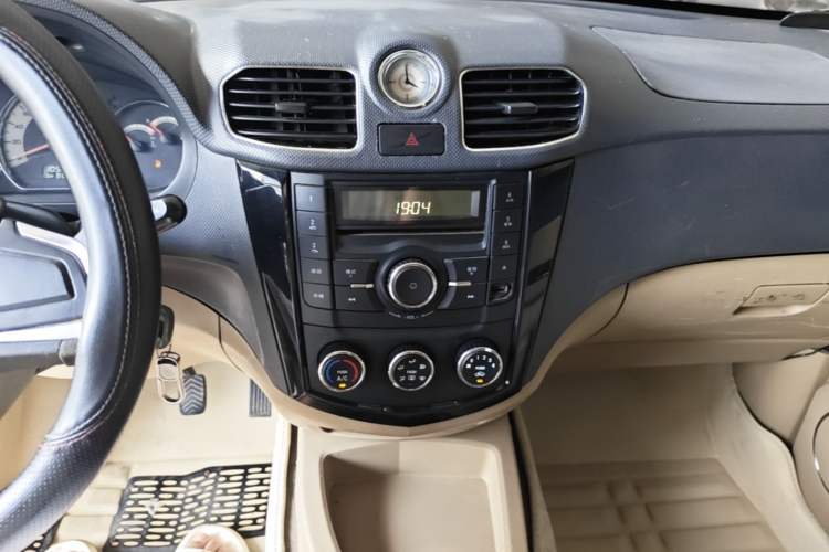 Used Wuling Hongguang 2014 1.5L S Comfort Model Audio And AC Panel