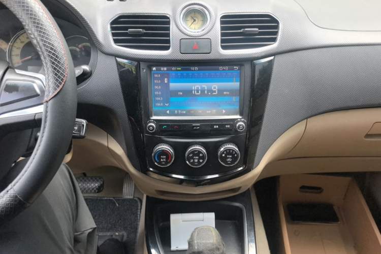 Used Wuling Hongguang 2014 1.5L S Automatic Comfort Edition Audio And AC Panel