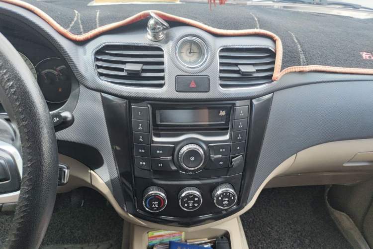 Used Wuling Hongguang 2014 1.2L S Comfort Model China IV Audio And AC Panel
