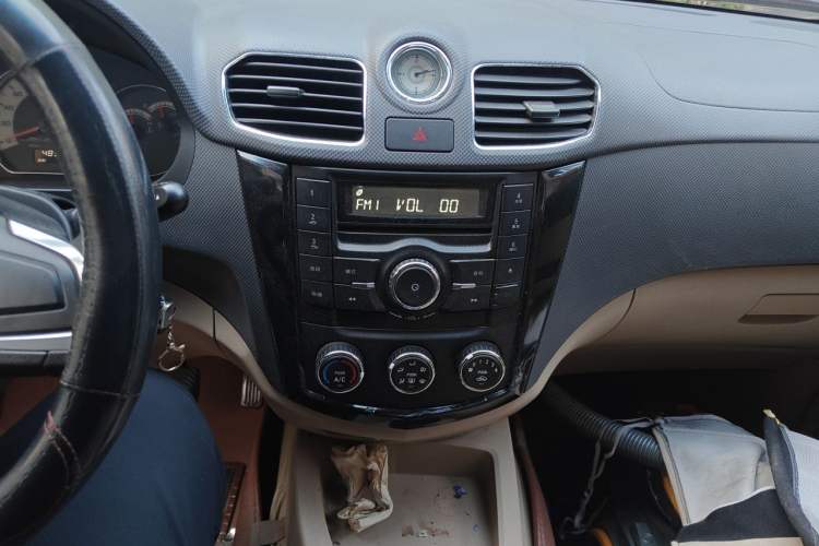 Used Wuling Hongguang 2014 1.2L S Comfort Model China IV Audio And AC Panel