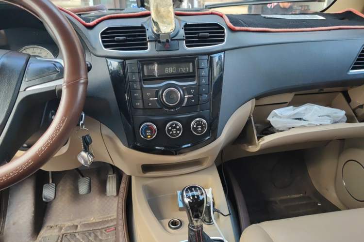Used Wuling Hongguang 2014 1.5L S Comfort Model Audio And AC Panel