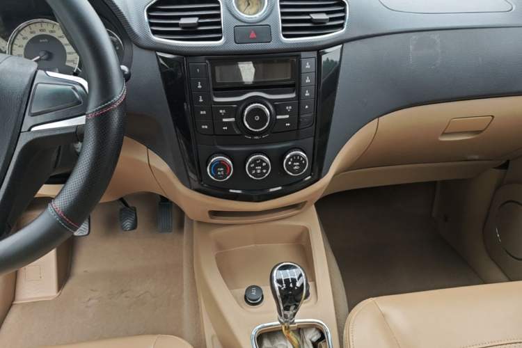 Used Wuling Hongguang 2014 1.5L S Comfort Model Audio And AC Panel
