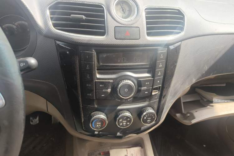 Used Wuling Hongguang 2014 1.2L S Comfort Model China IV Audio And AC Panel