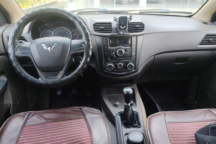 Used Wuling Hongguang 2014 1.5L S Standard Version Center Console