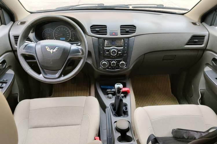Used Wuling Hongguang 2014 1.5L S Standard Version Center Console