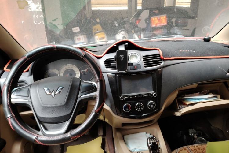 Used Wuling Hongguang 2014 1.5L Standard Version Center Console