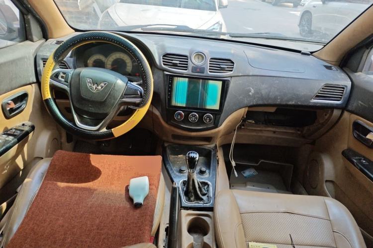 Used Wuling Hongguang 2014 1.5L S Luxury Model Center Console
