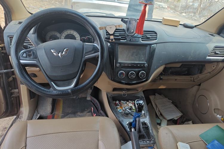 Used Wuling Hongguang 2014 1.5L S Luxury Model Center Console