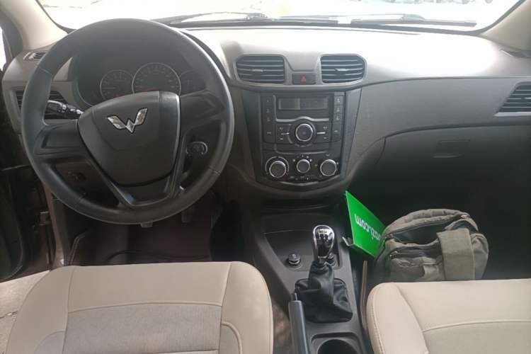 Used Wuling Hongguang 2014 1.5L S Standard Version Center Console