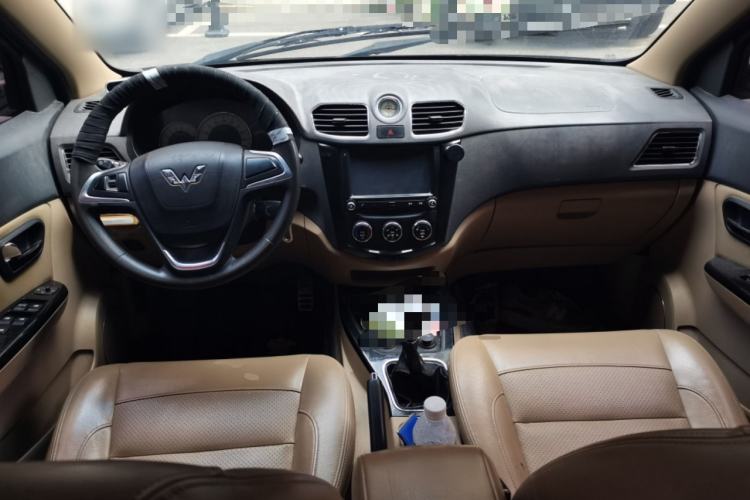 Used Wuling Hongguang 2014 1.5L S Luxury Model Center Console