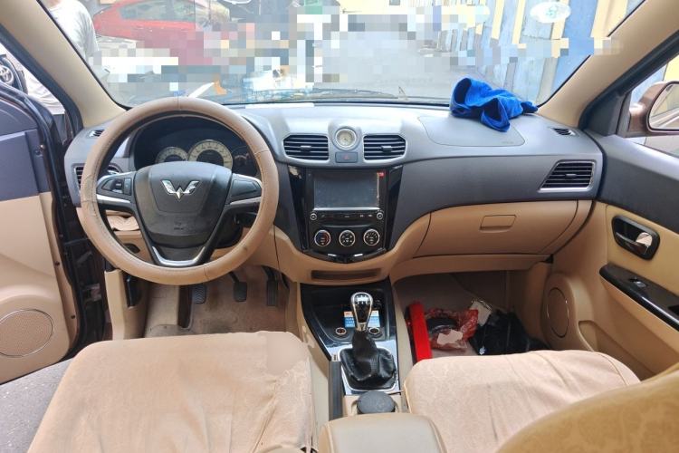 Used Wuling Hongguang 2014 1.5L S Luxury Model Center Console
