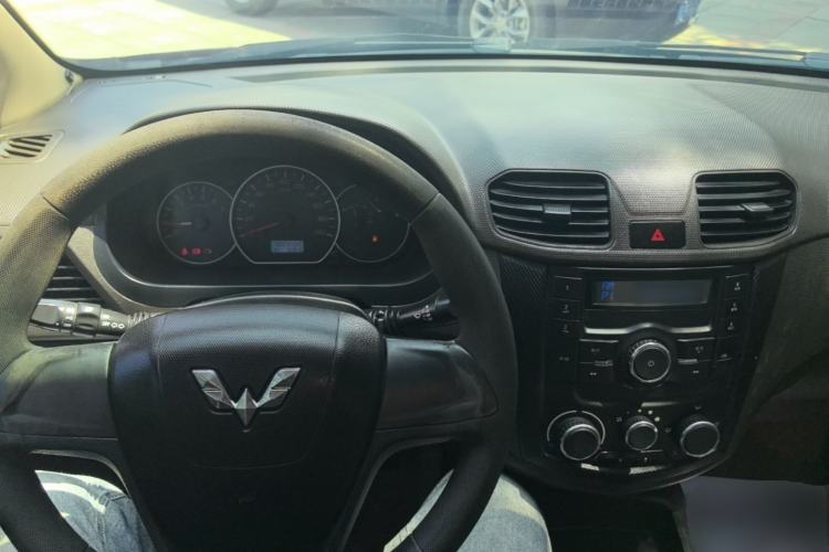 Used Wuling Hongguang 2014 1.5L S Standard Version Center Console
