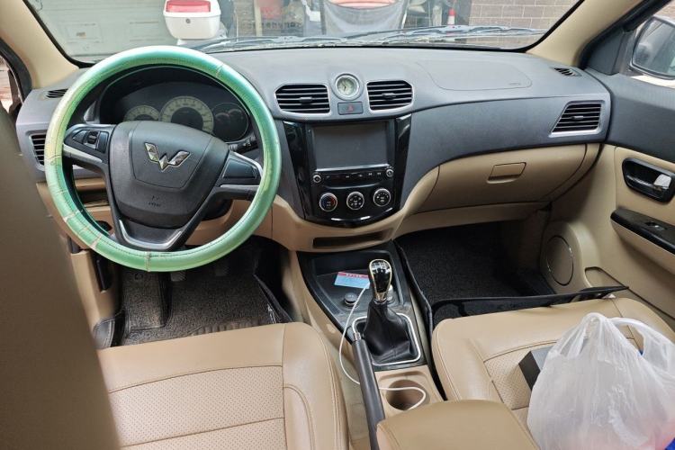 Used Wuling Hongguang 2014 1.5L S Luxury Model Center Console