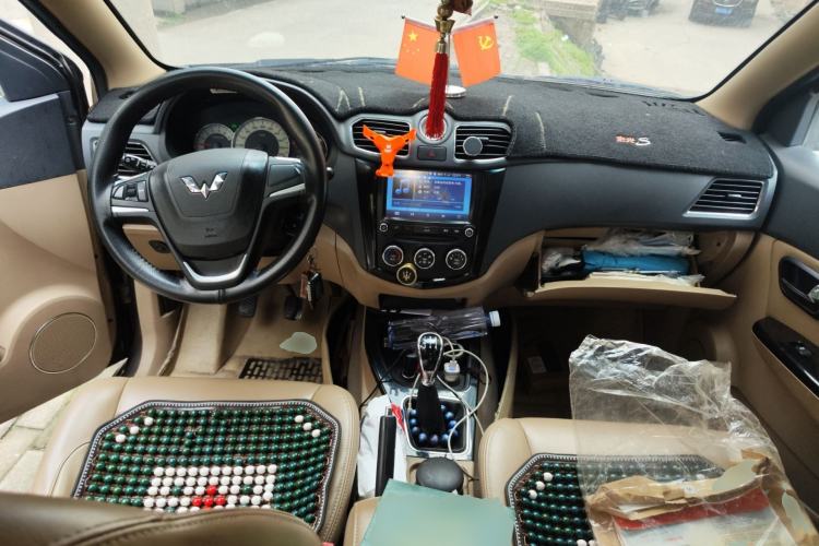 Used Wuling Hongguang 2014 1.5L S Luxury Model Center Console