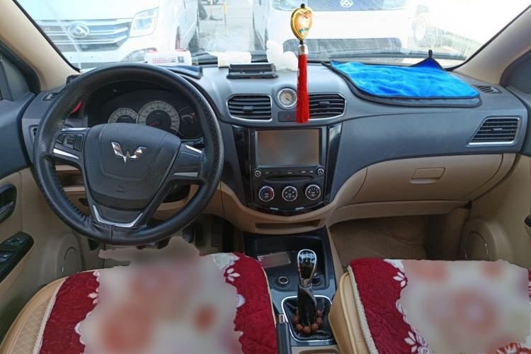 Used Wuling Hongguang 2014 1.5L S Luxury Model Center Console