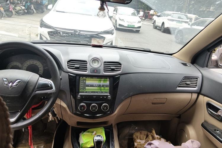 Used Wuling Hongguang 2014 1.5L S Luxury Model Center Console